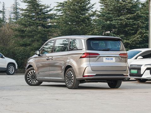 Roewe Rong WeiiMAX8 — China electric EV for export — photo 5