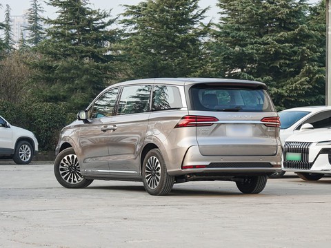 Roewe iMAX8 EV — China electric EV for export — photo 5