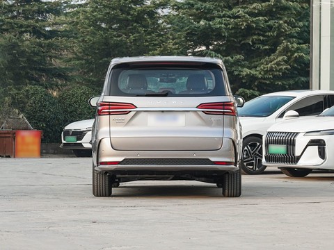 Roewe iMAX8 EV — China electric EV for export — photo 6