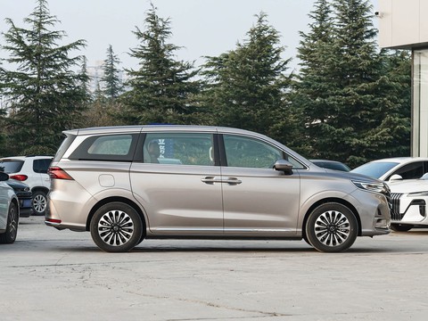 Roewe iMAX8 EV — China electric EV for export — photo 8