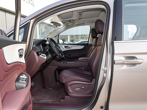 Roewe iMAX8 EV — China electric EV for export — photo 9