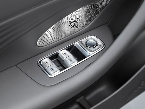 Roewe M7 DMH — China plug-in hybrid EV for export — photo 13