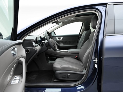 Roewe M7 DMH — China plug-in hybrid EV for export — photo 9