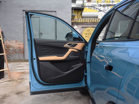 Roewe eRX5 — China plug-in hybrid EV for export — photo 11