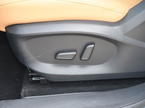 Roewe eRX5 — China plug-in hybrid EV for export — photo 15