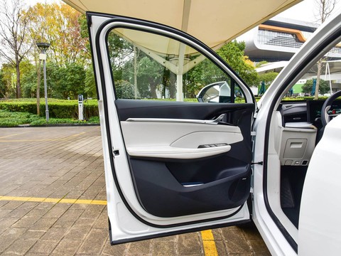 Roewe RX5 eMAX — China plug-in hybrid EV for export — photo 13