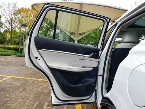 Roewe Rong WeiRX5 eMAX — China electric EV for export — photo 14