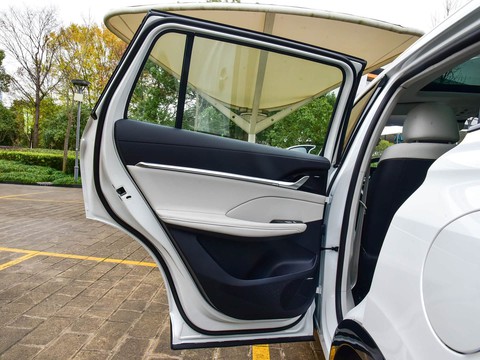 Roewe RX5 eMAX — China plug-in hybrid EV for export — photo 14