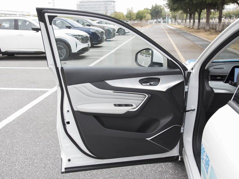 Venucia Big V FCEV — China electric EV for export — photo 11