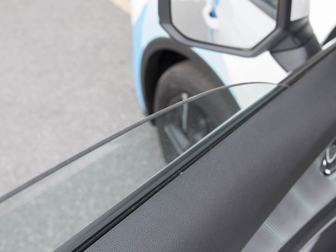 Venucia Big V FCEV — China electric EV for export — photo 12