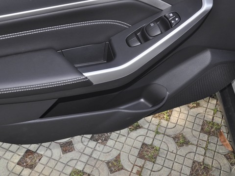 Venucia D60 EV — China electric EV for export — photo 14