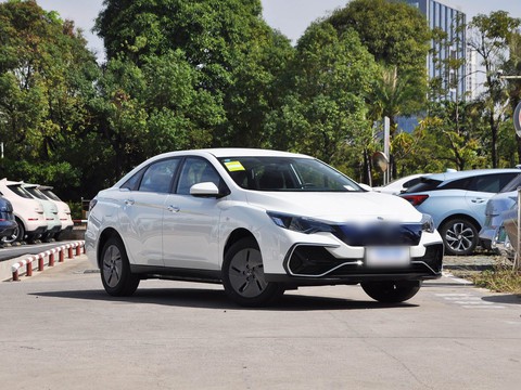 Venucia D60 EV — China electric EV for export — photo 3