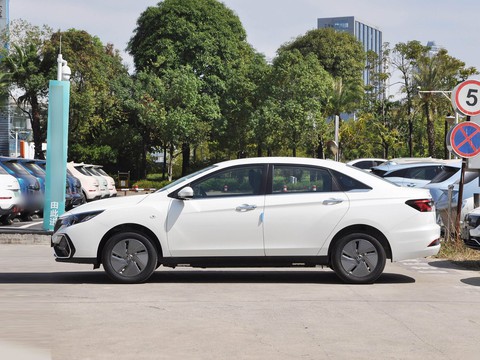 Venucia D60 EV — China electric EV for export — photo 4