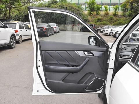 Venucia Qi ChenT60EV — China electric EV for export — photo 11