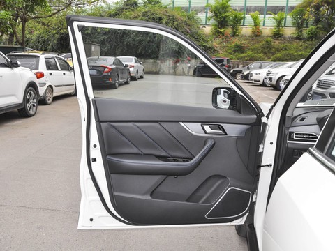 Venucia T60 EV — China electric EV for export — photo 11