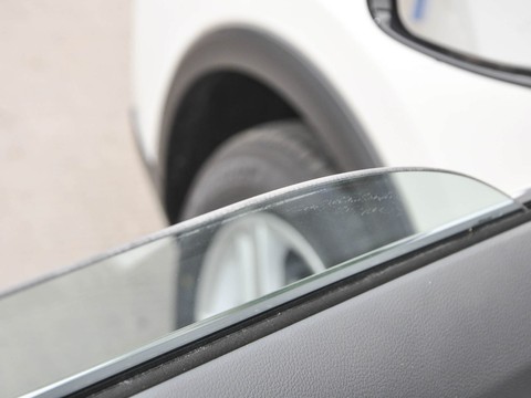Venucia T60 EV — China electric EV for export — photo 12