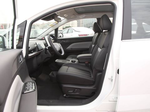 Venucia Qi ChenVX6 — China electric EV for export — photo 9