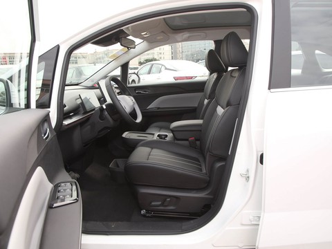 Venucia VX6 — China electric EV for export — photo 9