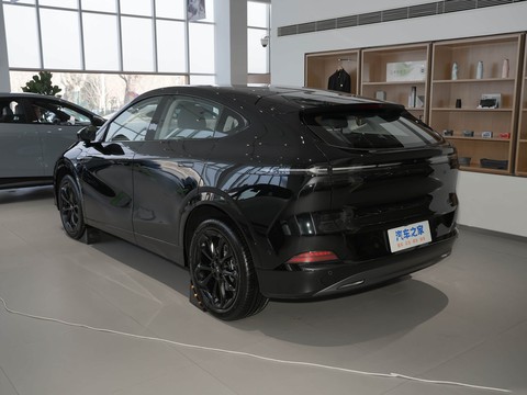 XPeng G6 — China electric EV for export — photo 4