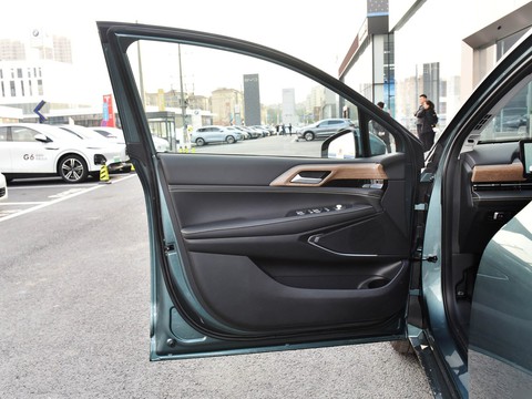 XPeng P5 — China electric EV for export — photo 11