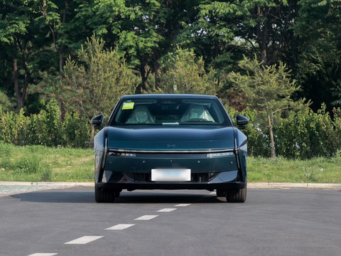 XPeng P7 — China electric EV for export — photo 2