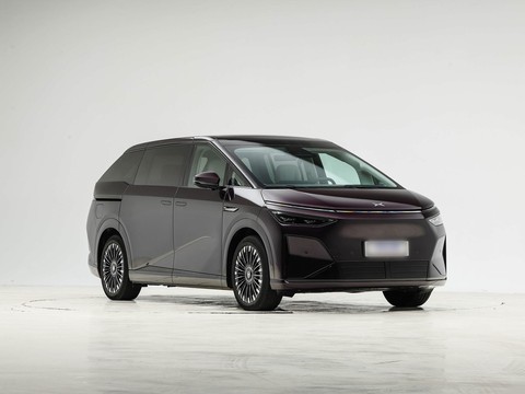 XPeng X9 — China electric EV for export — photo 3