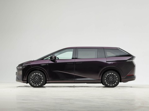 XPeng X9 — China electric EV for export — photo 4