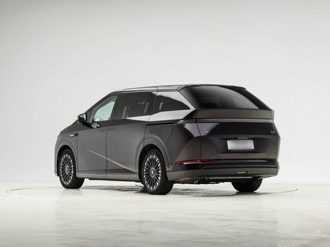 XPeng X9 — China electric EV for export — photo 5