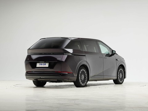 XPeng X9 — China electric EV for export — photo 7