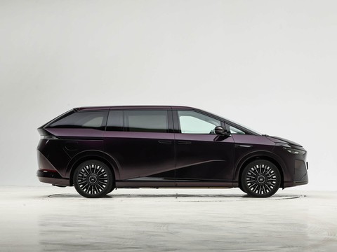XPeng X9 — China electric EV for export — photo 8