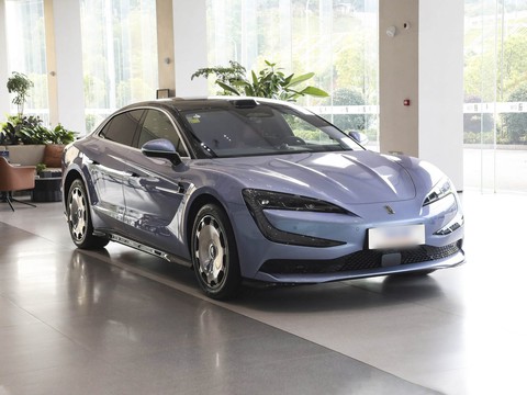Yangwang U7 — China electric EV for export — photo 3