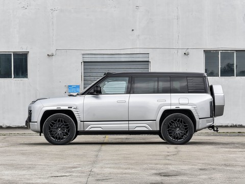 Yangwang U8 — China range-extender EV for export — photo 4