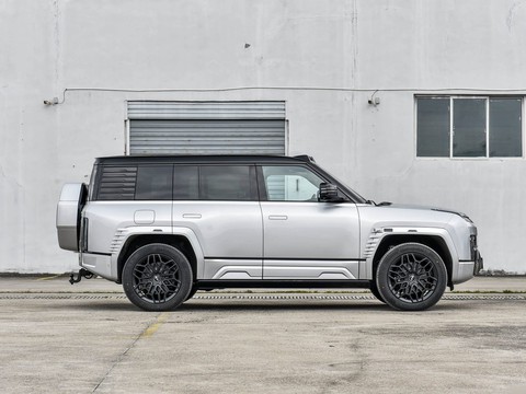 Yangwang U8 — China range-extender EV for export — photo 8