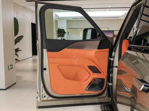 Yangwang U8 L — China range-extender EV for export — photo 12