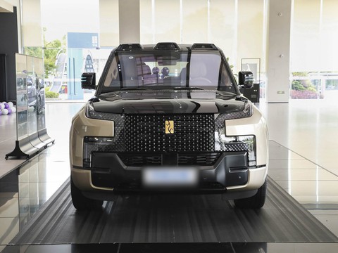 Yangwang U8 L — China range-extender EV for export — photo 2