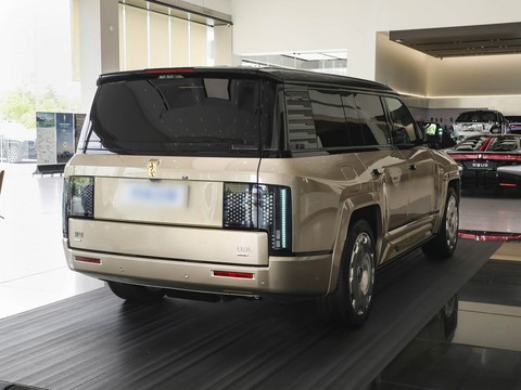 Yangwang U8 L — China range-extender EV for export — photo 7