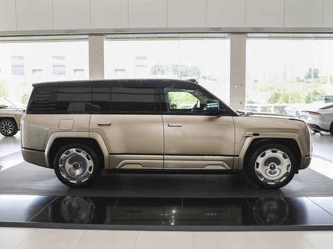 Yangwang U8 L — China range-extender EV for export — photo 8