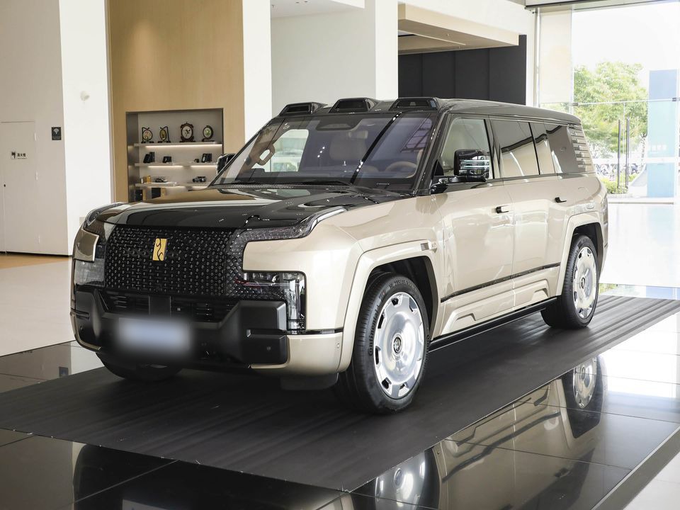 Yangwang U8 L — China range-extender EV for export