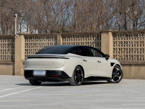 Zeekr 007 — China electric EV for export — photo 7