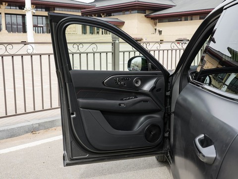 Zeekr 8X — China plug-in hybrid EV for export — photo 11