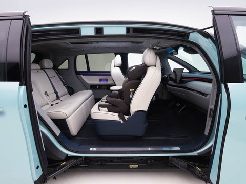 Zeekr MIX — China electric EV for export — photo 12